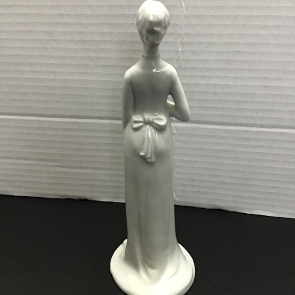 White Porcelain Lady with umbrella and handkerchief trimmed with gold Italy - Picture 4 of 8